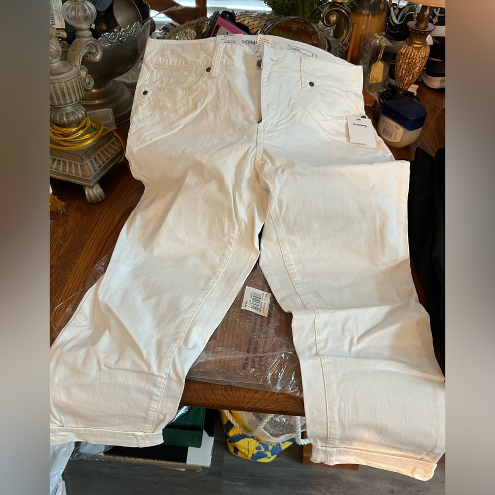 Brand New Pair of Size 8 White Capris